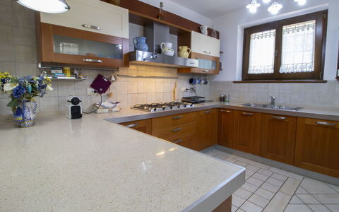 La Danza: Comptoir, Pièce, Propriété, Cuisine, Cabinetry, Bâtiment, Meubles, Sol, Design Intérieur, Tuile
