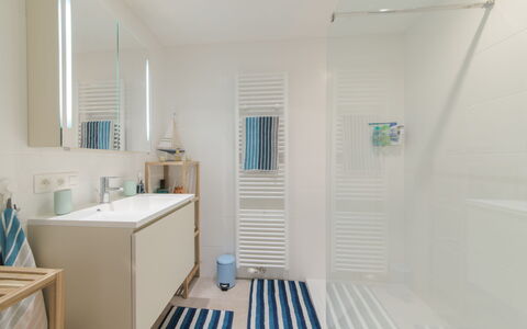 Pura Vida with Balcony: Pièce, Propriété, Sol, Bleu, Salle De Bains, Design Intérieur, Mur, Turquoise, Plafond, Maison