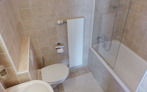 Marmousets 2: Salle De Bains, Propriété, Tuile, Pièce, Siège De Toilette, Mur, Luminaire Plomberie, Sol, Toilette, Architecture