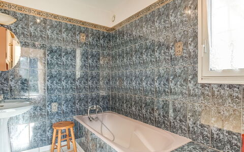 Grah Moullac: Propriété, Pièce, Salle De Bains, Sol, Design Intérieur, Bâtiment, Tuile, Immobilier, Mur, Maison