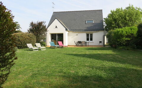 Les Embruns: Ciel, Plante, Fenêtre, Bâtiment, Arbre, Maison, Porte, Nuage, Lot Terre, Chalet