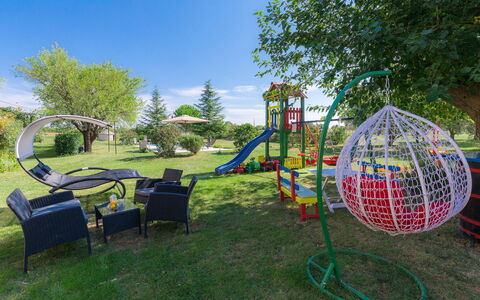 Bozac: Plante, Ciel, Vert, Environnement Naturel, Arbre, Architecture, Ombre, Loisir, Espace Public, Mobilier De Jardin