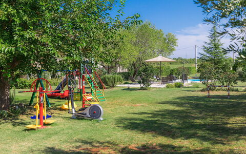 Bozac: Terrain De Jeux, Espace Public, Balançoire, Arbre, Herbe, Équipement Extérieur Play, Pelouse, Parc, Cour, Arrière-Cour