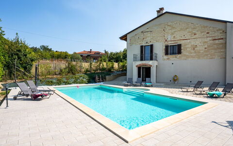 Casa Chiara (Sic400): L'Eau, Propriété, Ciel, Plante, Bâtiment, Piscine, Fenêtre, Bleu, Bleu Azur, Rectangle