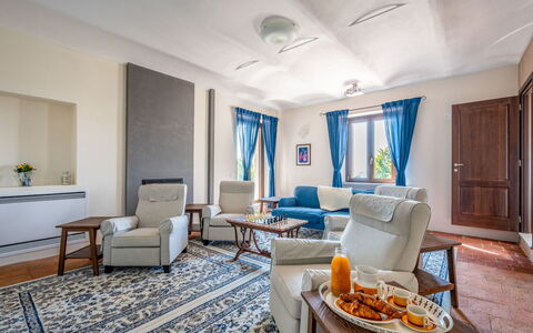Casa Chiara (Sic400): Table, Propriété, Meubles, Cadre, Plante D'Appartement, Bleu Azur, Design Intérieur, Confort, Chaise, Salon