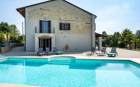 Casa Chiara (Sic400): L'Eau, Propriété, Ciel, Bâtiment, Plante, Piscine, Bleu, Bleu Azur, Arbre, Fenêtre