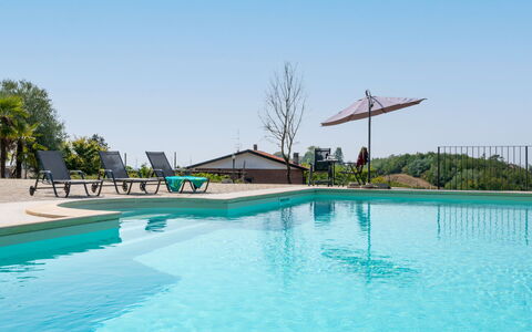 Casa Chiara (Sic400): L'Eau, Ciel, Plante, Piscine, Arbre, Bleu Azur, Mobilier De Jardin, Ombre, Loisir, Composite