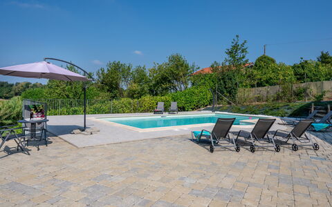 Casa Chiara (Sic400): Ciel, Plante, Piscine, Meubles, L'Eau, Balancelle, Mobilier De Jardin, Ombre, Arbre, Chaise