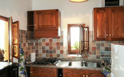Casa Ronta 651.1: Marron, Cabinetry, Comptoir, Propriété, Bâtiment, Bois, Cuisine, Design Intérieur, Évier, Éclairage