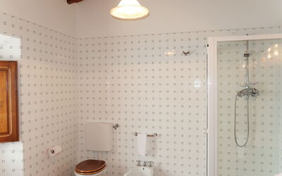 Casa Ronta 651.2: Propriété, Blanc, Luminaire Plomberie, Éclairage, Design Intérieur, Évier, Salle De Bains, Toilette, Bois