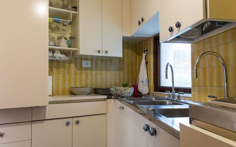 La Califfa: Robinet, Cabinetry, Evier, Évier, Comptoir, Propriété, Luminaire Plomberie, Cuisine, Bois, Cuisinière