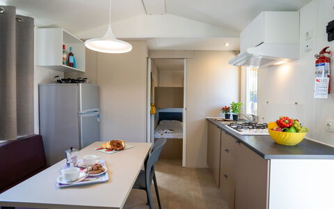Internazionale Manacore: Table, Meubles, Cabinetry, Chaise, Bâtiment, Appareil De Cuisine, Électroménager, Cuisine, Réfrigérateur, Éclairage