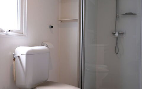 Internazionale Manacore: Luminaire Plomberie, Propriété, Fenêtre, Siège De Toilette, Salle De Bains, Douche, Toilette, Porte De Douche, Porte