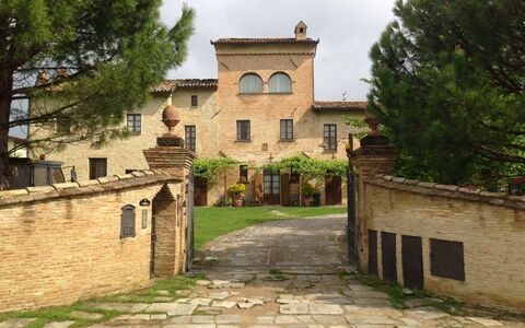 Monastery Guest House: Plante, Bâtiment, Propriété, Ciel, Fenêtre, Arbre, Maison, Nuage, Brique, Matin