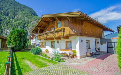 Anna: Propriété, Maison, Domicile, Bâtiment, Immobilier, Paysage Naturel, Chalet, Toit, Herbe, Biens