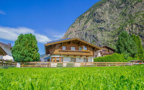 Anna: Plante, Ciel, Propriété, Nuage, Bâtiment, Montagne, Paysage Naturel, Arbre, Maison, Lot Terre