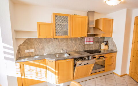 Anna: Meubles, Pièce, Propriété, Cuisine, Cabinetry, Jaune, Design Intérieur, Comptoir, Sol, Bâtiment