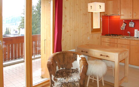 Villars 877: Pièce, Meubles, Propriété, Design Intérieur, Bâtiment, Sol, Maison, Salle À Manger, Table, Tache De Bois