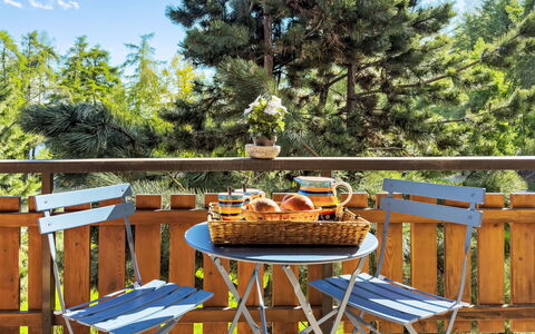 Chamois Az10: Table, Meubles, Vaisselle, Ciel, Plante, Tableau De Plein Air, Mobilier De Jardin, Chaise, Arbre, Aliments