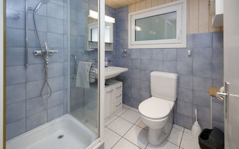 Chalet Guldeli: Salle De Bains, Siège De Toilette, Toilette, Luminaire Plomberie, Lavabo, Évier, Sol, Sol, Design Intérieur, Robinet