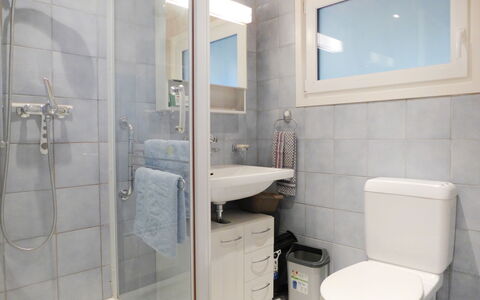 Chalet Guldeli: Salle De Bains, Propriété, Pièce, Luminaire Plomberie, Design Intérieur, Porte De Douche, Tuile, Architecture, Immobilier, Accessoire Salle De Bain
