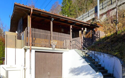 Chalet Guldeli: Ciel, Propriété, Plante, Arbre, Pente, Bois, Ombre, Bâtiment, Faisceau, Siding
