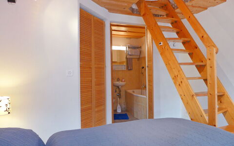 Chalet Guldeli: Pièce, Propriété, Chambre, Grenier, Lit, Mur, Escaliers, Plafond, Meubles, Maison