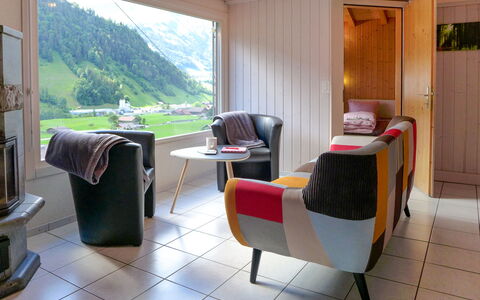 Chalet Guldeli: Meubles, Table, Bâtiment, Plante, Confort, Bois, Design Intérieur, Rideau, Chaise, Salon
