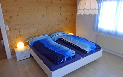 Godo: Bâtiment, Confort, Bleu Azur, Bois, Cadre De Lit, Sol, Maison, Design Intérieur, Fenêtre, Oreiller