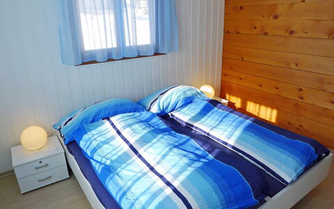 Godo: Bâtiment, Fenêtre, Confort, Bleu Azur, Bois, Éclairage, Design Intérieur, Lit, Ombre, Cadre De Lit