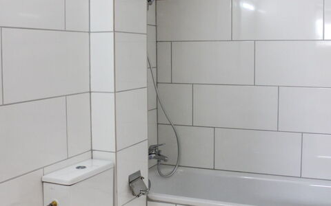 Godo: Bâtiment, Propriété, Luminaire Plomberie, Évier, Lavabo, Salle De Bains, Robinet, Design Intérieur, Sol
