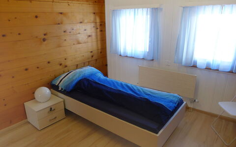Godo: Propriété, Bâtiment, Confort, Fenêtre, Bleu Azur, Bois, Textile, Design Intérieur, Maison, Rideau