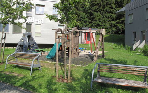Resident Harrachov B: Jardin, Arrière-Cour, Toboggan, Pelouse, Équipement Extérieur Play, Cour, Aménagement Paysager, Mobilier De Jardin, Parc, Extérieur Banc