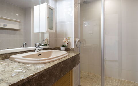 Torredembarra 186: Salle De Bains, Propriété, Pièce, Tuile, Design Intérieur, Robinet, Architecture, Sol, Bâtiment, Accessoire Salle De Bain