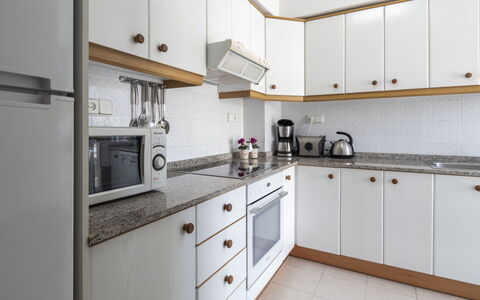 Torredembarra 186: Cabinetry, Comptoir, Propriété, Cuisinière, Appareil De Cuisine, Évier, Cuisine, Tiroir, Evier, Cooktop