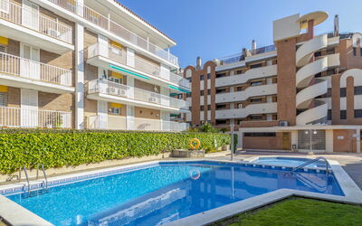 Torredembarra 186: L'Eau, Plante, Bâtiment, Jour, Propriété, Ciel, Bleu Azur, Piscine, Fenêtre, Architecture