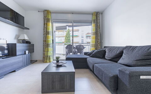 Oliveres: Meubles, Pièce, Salon, Propriété, Design Intérieur, Bâtiment, Sol, Maison, Architecture, Jaune