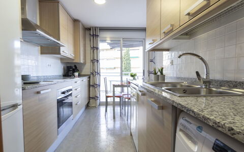 Oliveres: Comptoir, Propriété, Pièce, Cuisine, Cabinetry, Meubles, Design Intérieur, Bâtiment, Évier, Sol