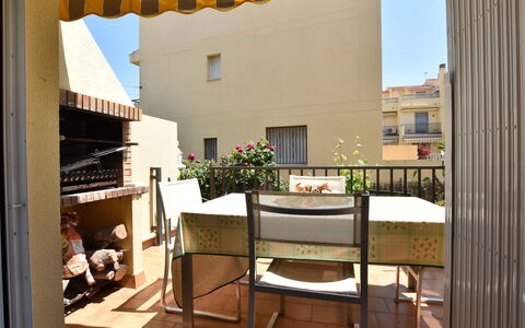 Llaberia: Propriété, Pièce, Bâtiment, Maison, Balcon, Design Intérieur, Meubles, Table, Architecture, Ombre