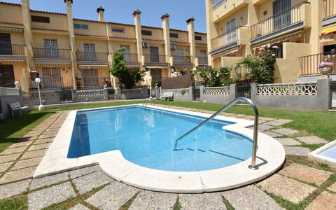 Llaberia: Propriété, Piscine, Bâtiment, Immobilier, Ville, Appartement, Condominium, L'Eau, Zone Résidentielle, Maison