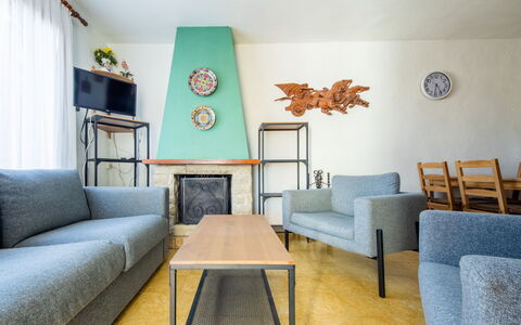 Laurel: Meubles, Propriété, Bâtiment, Canapé, Bleu Azur, Bleu, Table, Confort, Salon, Design Intérieur