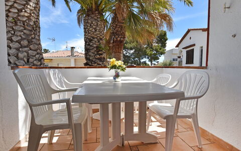 Laurel: Propriété, Meubles, Pièce, Table, Maison, Bâtiment, Design Intérieur, Balcon, Immobilier, Arbre