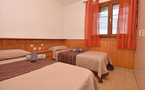 Laurel: Chambre, Pièce, Lit, Meubles, Propriété, Design Intérieur, Drap De Lit, Mur, Sol, Literie