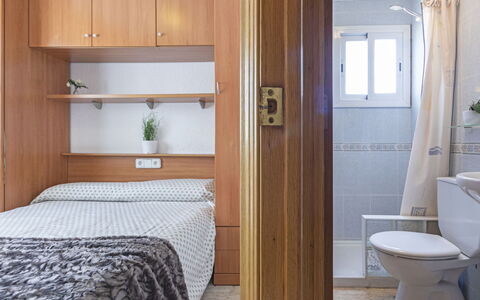 Gavina: Pièce, Salle De Bains, Propriété, Meubles, Lit, Design Intérieur, Luminaire Plomberie, Bâtiment, Sol, Toilette