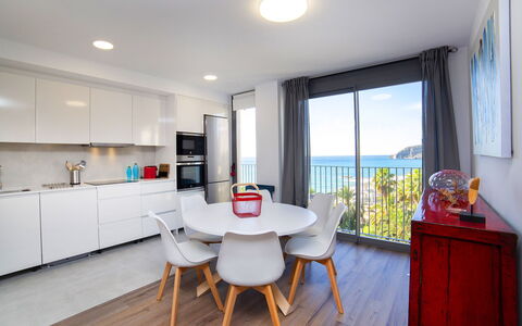 Calpe Calp 268: Pièce, Propriété, Meubles, Bâtiment, Design Intérieur, Immobilier, Maison, Jaune, Sol, Table