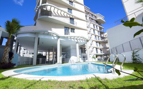Calpe Calp 268: Ciel, L'Eau, Bâtiment, Propriété, Plante, Bleu Azur, Piscine, Nuage, Fenêtre, Loisir