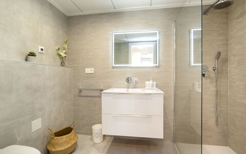Calpe Calp 268: Robinet, Luminaire Plomberie, Évier, Propriété, Lavabo, Miroir, Bâtiment, Salle De Bains, Design Intérieur