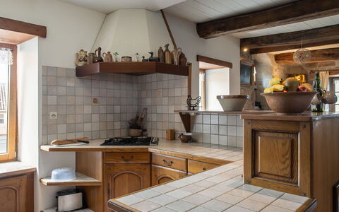 Manoir des Halles: Cabinetry, Propriété, Comptoir, Meubles, Bois, Cuisine, Design Intérieur, Architecture, Tiroir, Sol