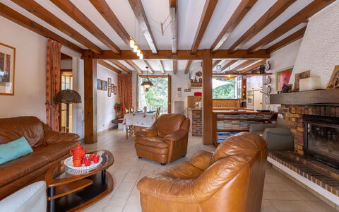 Marguerite: Canapé, Meubles, Cadre, Propriété, Bois, Bâtiment, Table, Design Intérieur, Éclairage, Confort