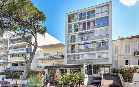 La Brise: Ciel, Plante, Bâtiment, Fenêtre, Nuage, Pot De Fleur, Design Urbain, Arbre, Condominium, Quartier